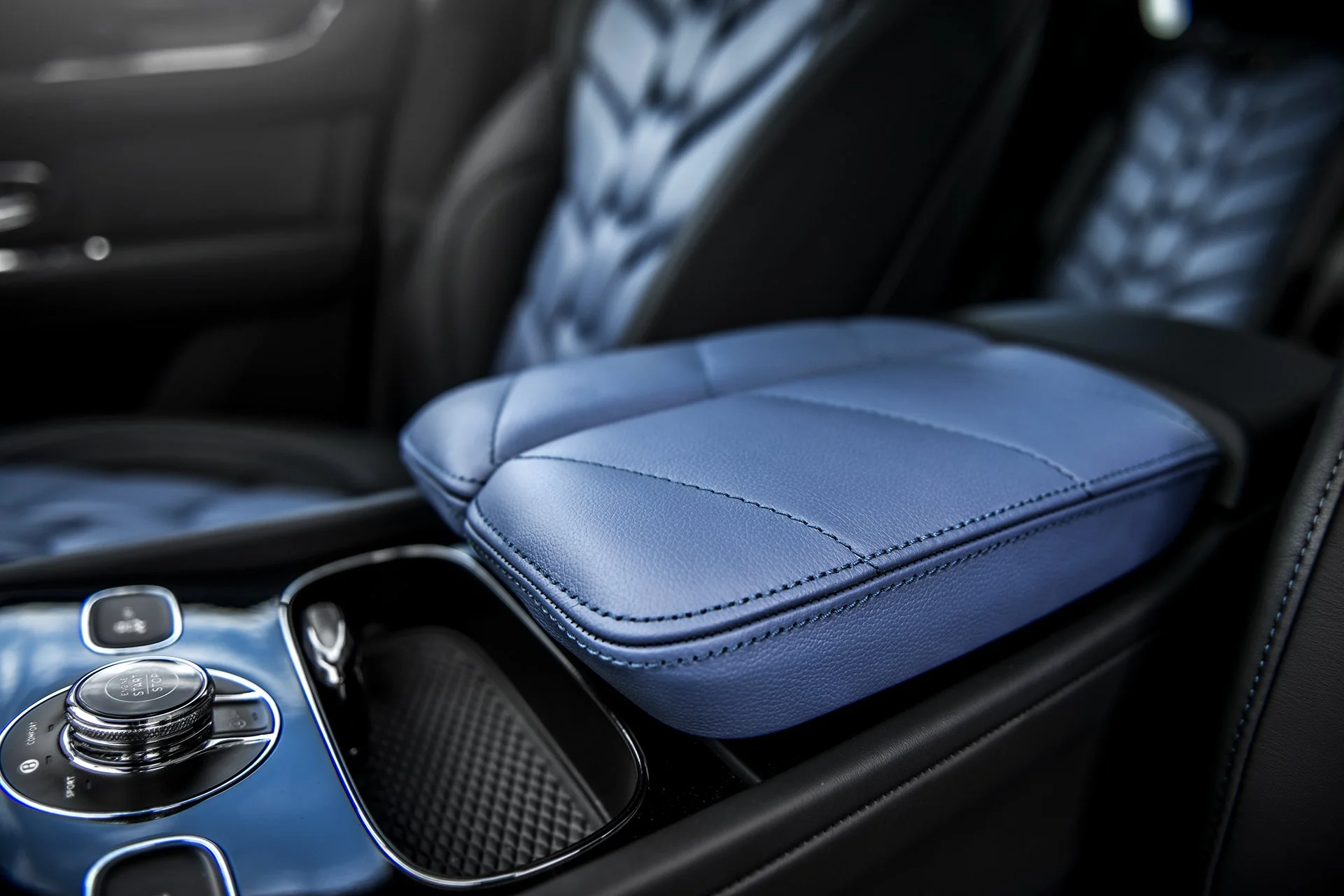 Luxury Comfort: Bentley Bentayga 5-Seater Black & Blue Leather Interior - Image 9
