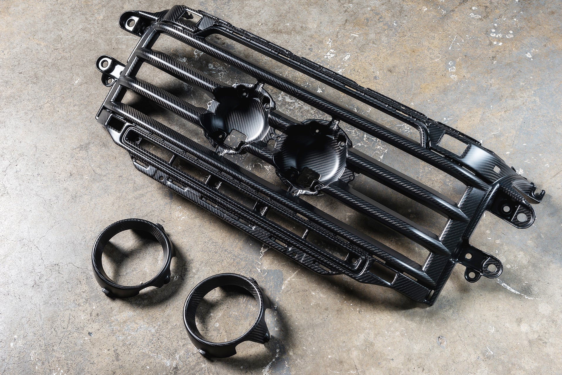 INEOS Grenadier (2023 Onwards) Exposed Matte Carbon Central Lamp Dakar Front Grille - Image 9