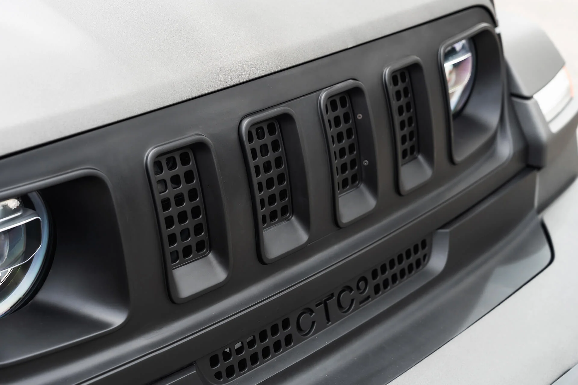 JEEP WRANGLER JL (2018 Onwards) IRONMAN 4 SLOT FRONT GRILLE - Image 12