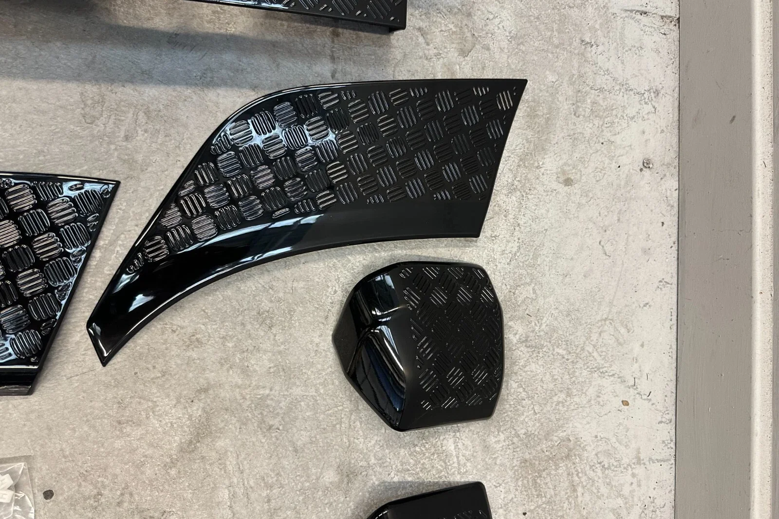 Land Rover Defender 110 (2020 Onwards) Black Gloss Chequer Plate Kit - Panel Protection - Image 3