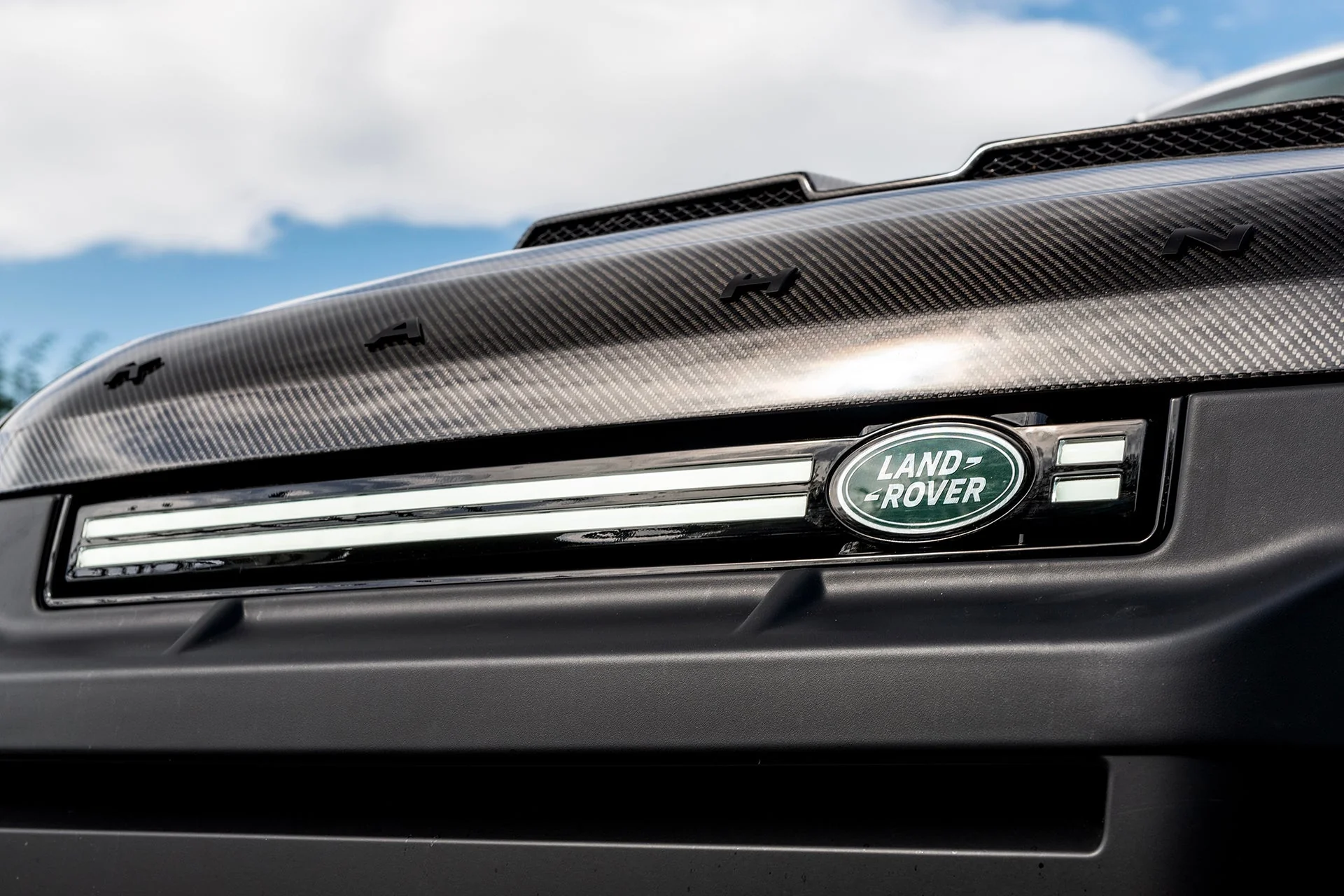 Land Rover Defender (2020 Onwards) Grille with LED Lightbar - Image 13