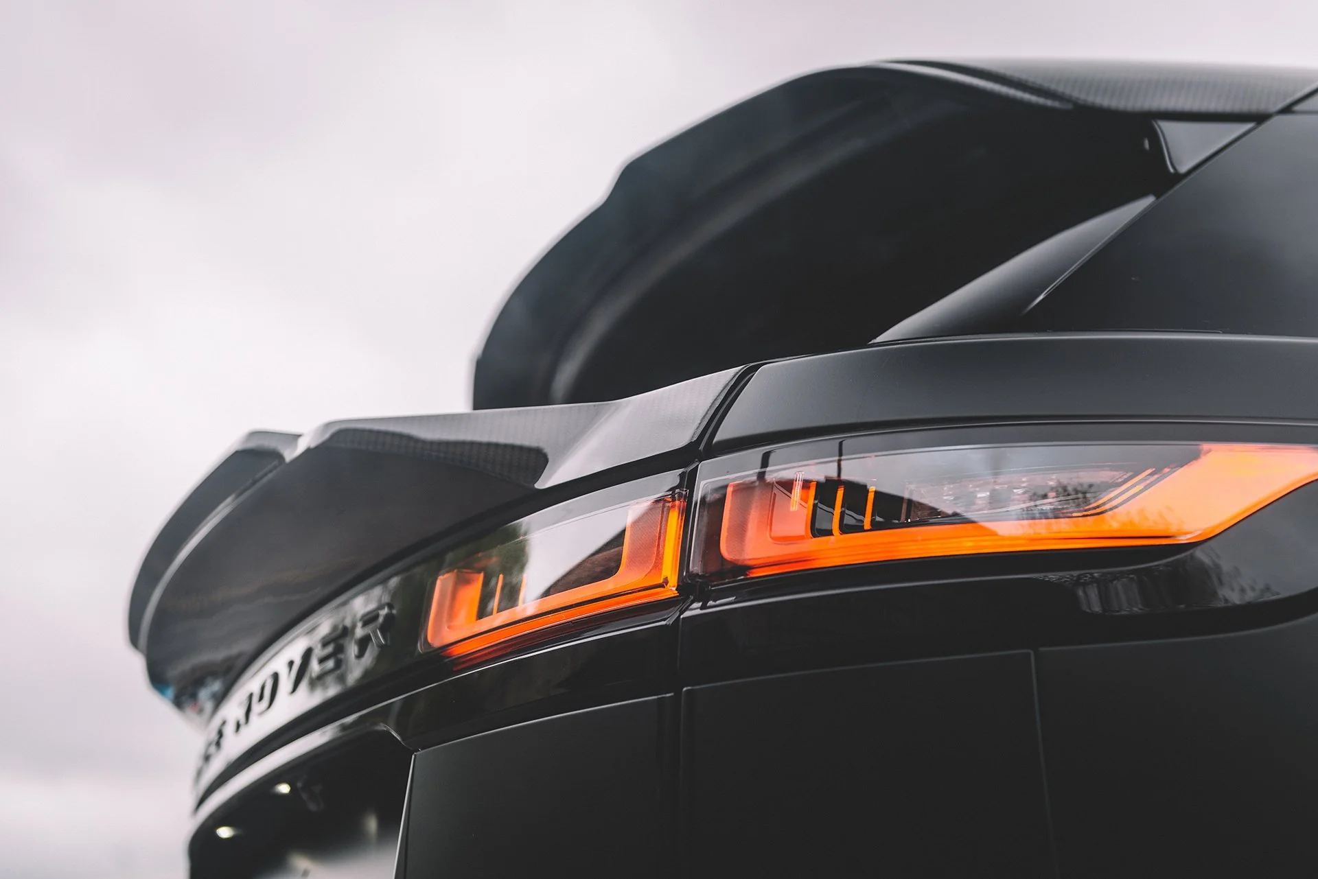 Range Rover Velar (2017 Onwards) Exposed Carbon Large Upper Rear Roof Wing - Image 3