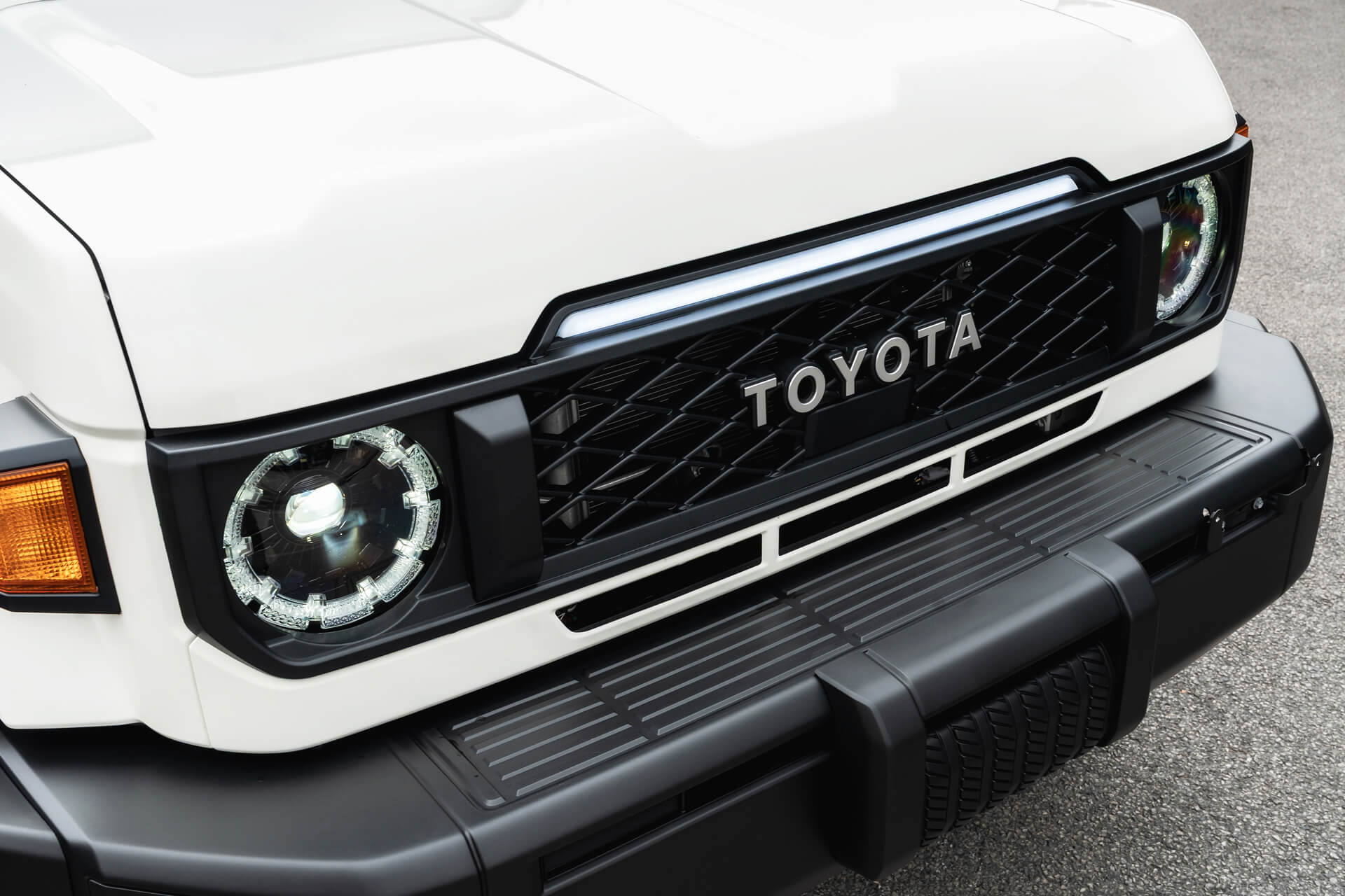 Toyota Land Cruiser 70 (2023 Onwards) Front Grille with LED Lightbar - Image 17
