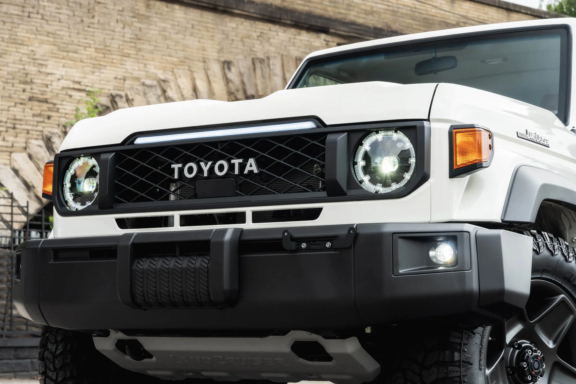 Toyota Land Cruiser 70 (2023 Onwards) Front Grille with LED Lightbar - Image 3