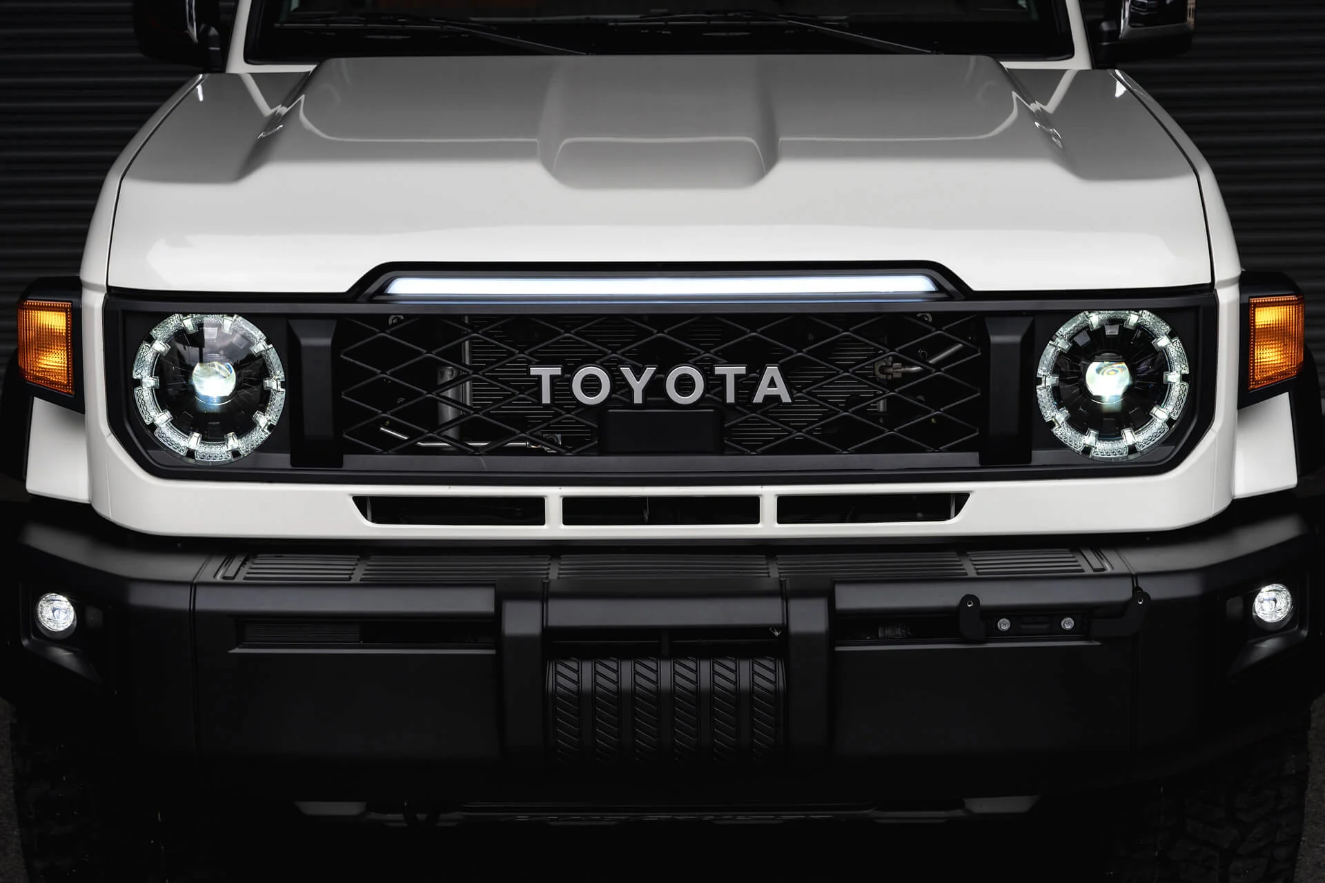 Toyota Land Cruiser 70 (2023 Onwards) Front Grille with LED Lightbar - Image 9